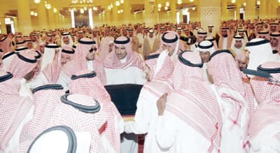 النائب الثاني وأمير الرياض يؤديان صلاة الميت على الأميرة سلطانة السديري