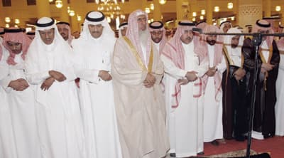 النائب الثاني وأمير الرياض يؤديان صلاة الميت على الأميرة سلطانة السديري