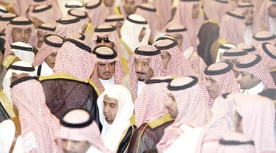 النائب الثاني وأمير الرياض يؤديان صلاة الميت على الأميرة سلطانة السديري