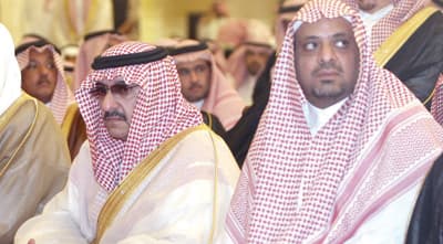 النائب الثاني وأمير الرياض يؤديان صلاة الميت على الأميرة سلطانة السديري