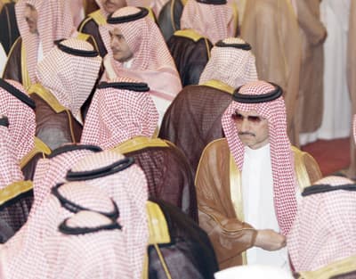 النائب الثاني وأمير الرياض يؤديان صلاة الميت على الأميرة سلطانة السديري