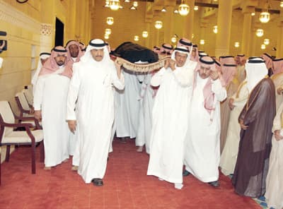النائب الثاني وأمير الرياض يؤديان صلاة الميت على الأميرة سلطانة السديري