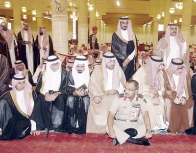 النائب الثاني وأمير الرياض يؤديان صلاة الميت على الأميرة سلطانة السديري