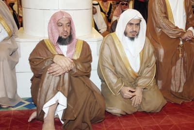 النائب الثاني وأمير الرياض يؤديان صلاة الميت على الأميرة سلطانة السديري