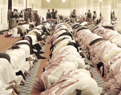 النائب الثاني وأمير الرياض يؤديان صلاة الميت على الأميرة سلطانة السديري