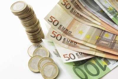 اليورو يهبط إلى مستوى منخفض في 15 شهرا أمام الدولار (فيديو)