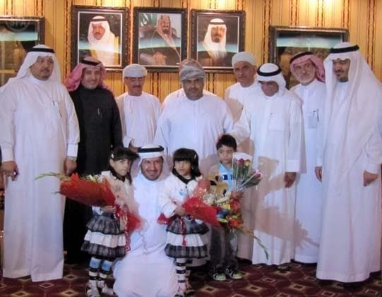 والد التوأمتين السياميتين يحمل سفير المملكة لدى عُمان شكره وتقديره لخادم الحرمين الشريفين