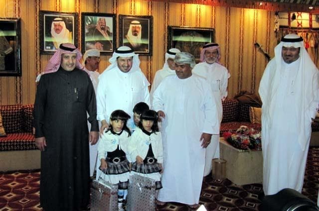 والد التوأمتين السياميتين يحمل سفير المملكة لدى عُمان شكره وتقديره لخادم الحرمين الشريفين