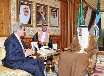 وزير الدفاع يبحث أوجه التعاون مع عضو مجلس الشيوخ الأمريكي