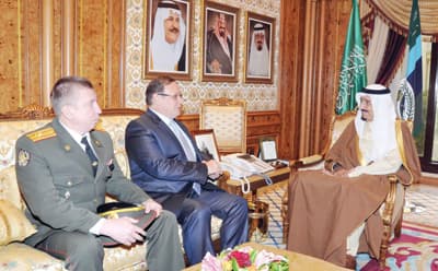 وزير الدفاع يبحث أوجه التعاون مع عضو مجلس الشيوخ الأمريكي
