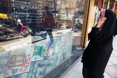 الإيرانيون يفقدون الثقة بعملتهم ويستبدلونها بموجودات سائلة