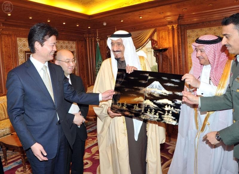 وزير الدفاع يستقبل وزير الخارجية الياباني والأمين العام للهيئة العالمية للتعريف بالرسول