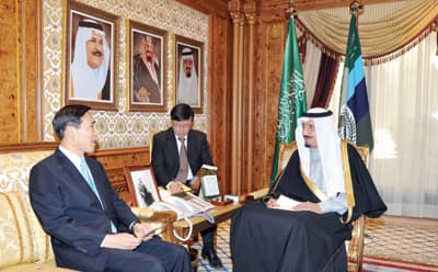 وزير الدفاع يستعرض آفاق التعاون مع مسؤول كوري