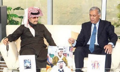 الوليد بن طلال يستقبل رئيس وزراء باكستان الأسبق