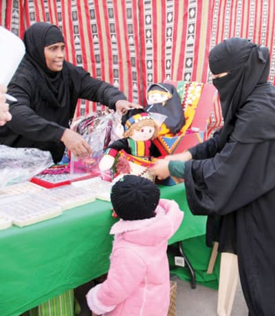"الملابس التراثية" تجذب النساء بإبداع السعوديات