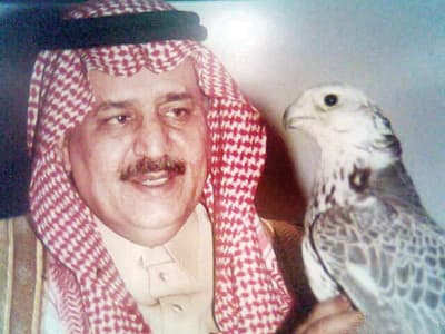 نايف عاشق الصحراء .. الطير والخيل تبكيانه