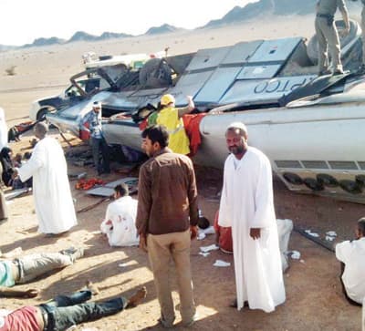 مصرع 6 وإصابة 33 في انقلاب حافلة على طريق حائل