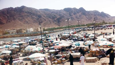 سعوديات يستعنَّ بـ «المفردات الآسيوية» للبيع لزوار جبل أحد