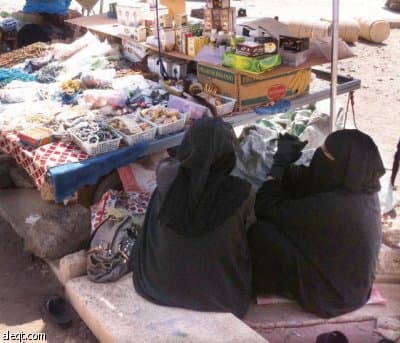 سعوديات يستعنَّ بـ «المفردات الآسيوية» للبيع لزوار جبل أحد