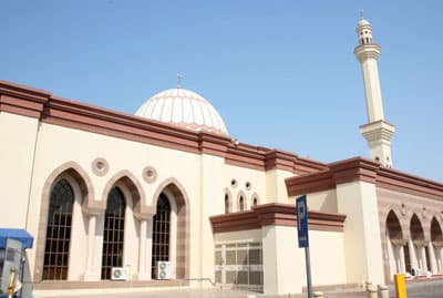 الدمام: «تكييف جامع الملك فهد» يُجبر المصلين على الصفوف الأولى