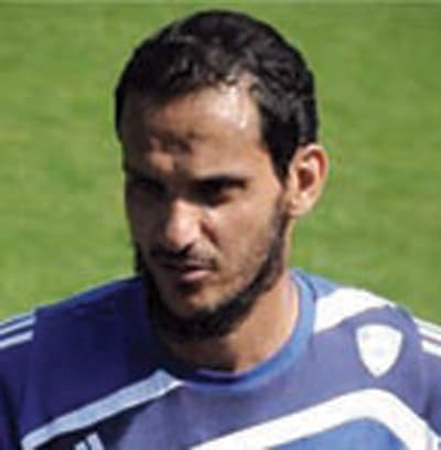 الهلال لـ «حسن»: اعتزل أو «كمّل» عقدك