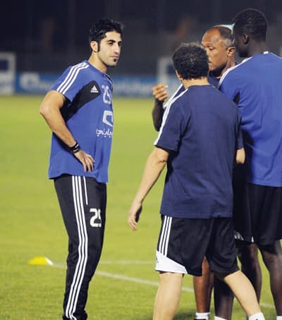 الهلال لـ «حسن»: اعتزل أو «كمّل» عقدك