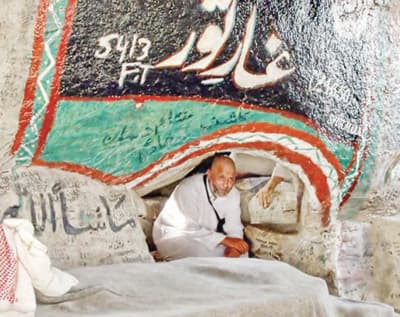 غار ثور .. معلم بارز في رأس جبل ارتفاعه 760 مترا