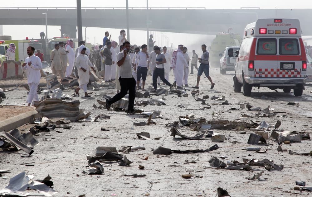 قصة مصورة.. انفجار شاحنة الغاز في الرياض بعدسات وكالات الأنباء