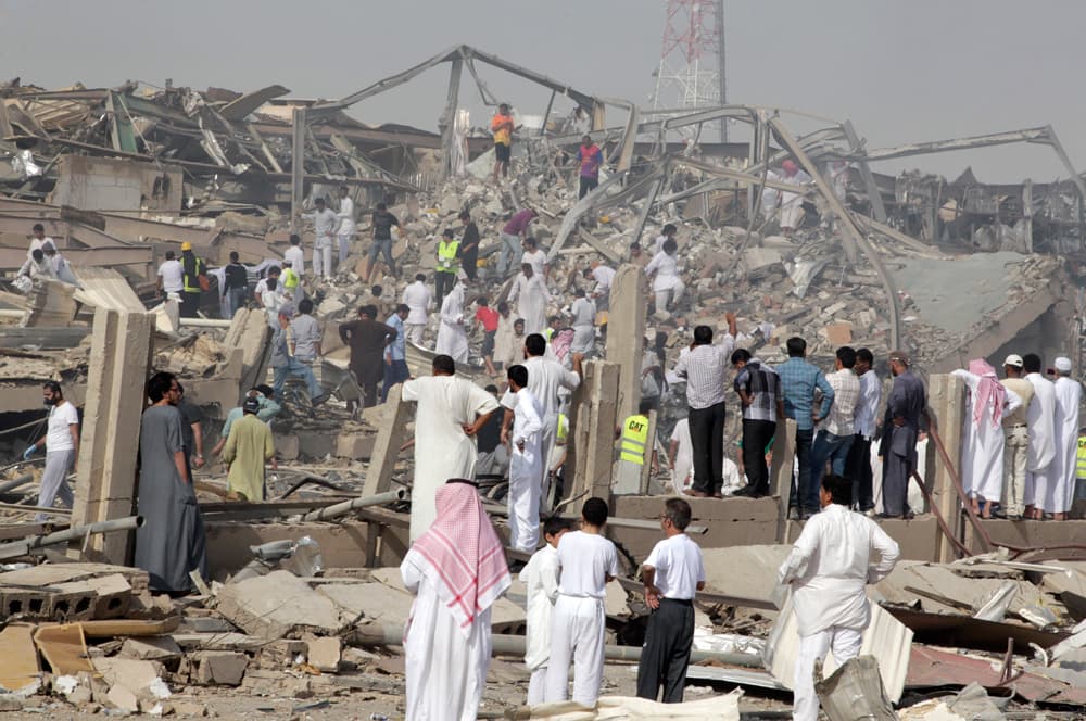 قصة مصورة.. انفجار شاحنة الغاز في الرياض بعدسات وكالات الأنباء