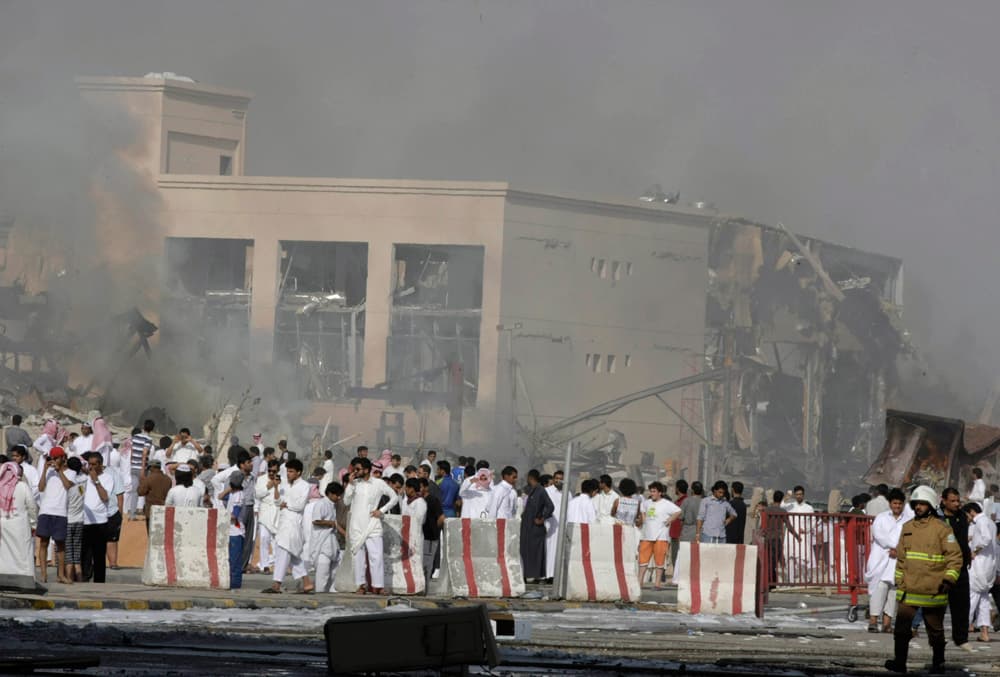 قصة مصورة.. انفجار شاحنة الغاز في الرياض بعدسات وكالات الأنباء