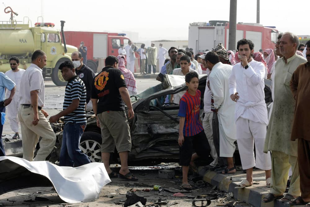 قصة مصورة.. انفجار شاحنة الغاز في الرياض بعدسات وكالات الأنباء