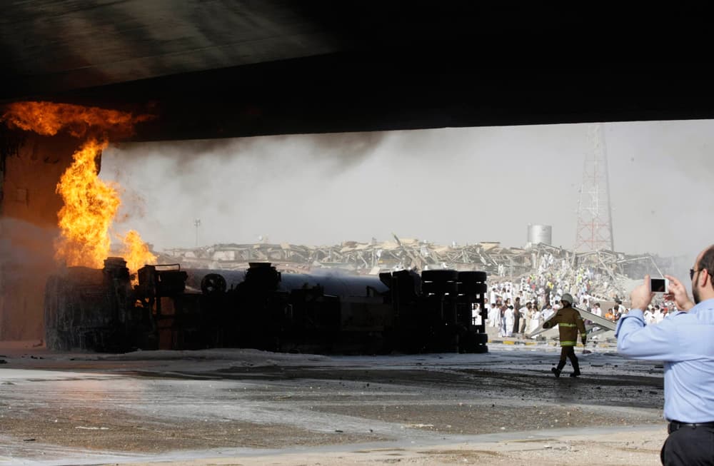 قصة مصورة.. انفجار شاحنة الغاز في الرياض بعدسات وكالات الأنباء