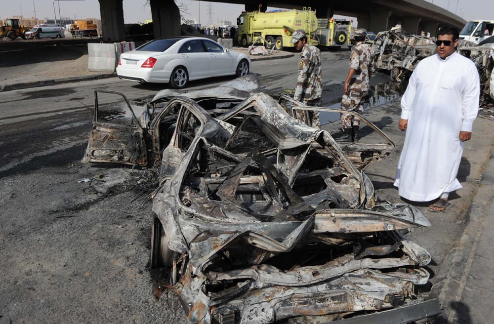 قصة مصورة.. انفجار شاحنة الغاز في الرياض بعدسات وكالات الأنباء
