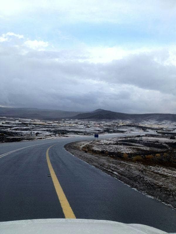 قصة مصورة: الثلوج تزين حزم الجلاميد في الحدود الشمالية