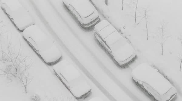 قصة مصورة : الثلوج الكثيفة تعطل حركة المرور في موسكو