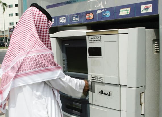 تحذيرات من تحفيز المصارف لزيادة التداولات النقدية