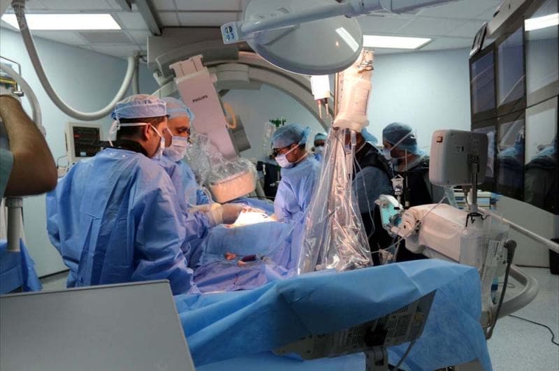 نجاح عملية استبدال صمام لمعمرين تجاوزا (100) عام بدون تدخل جراحي