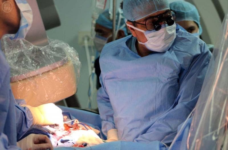 نجاح عملية استبدال صمام لمعمرين تجاوزا (100) عام بدون تدخل جراحي
