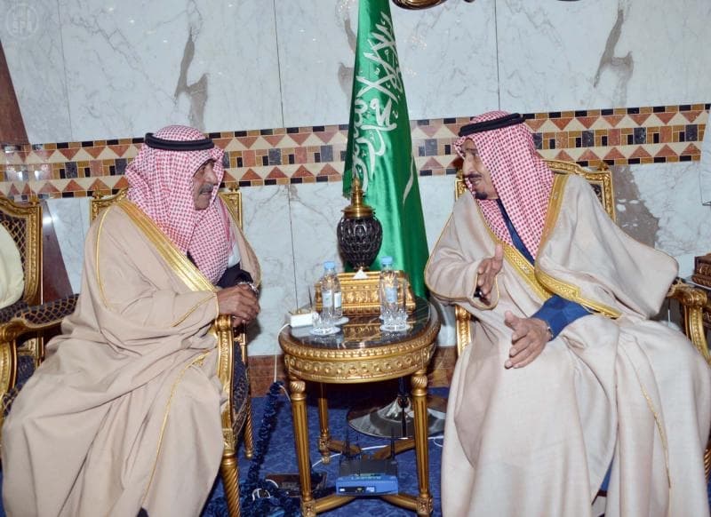 ولي العهد يستقبل المعزين في وفاة الأمير سطام بن عبدالعزيز
