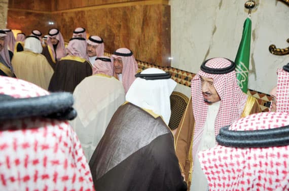 أمراء ومسؤولون يُعزُّون ولي العهد في وفاة سطام