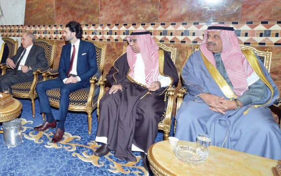 أمراء ومسؤولون يُعزُّون ولي العهد في وفاة سطام