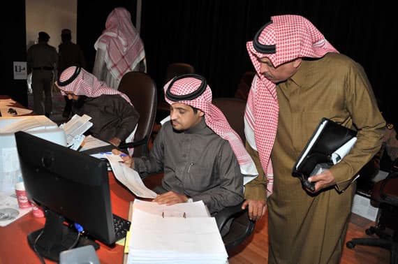 أمير تبوك : بدء صرف التعويضات للمتضررين من السيول