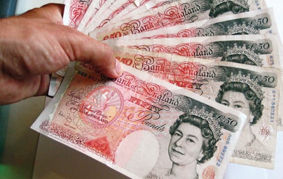 بداية حرب العملات .. الاسترليني يتراجع لأدنى مستوى في 7 أشهر