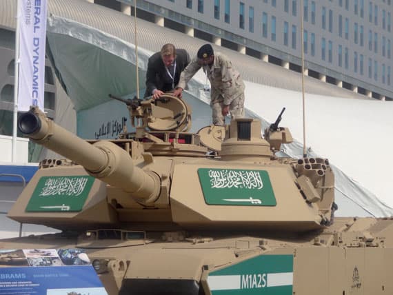 دبابة قتال أمريكية معدلة سعوديا .. تسرق عدسات الإعلام الدولي