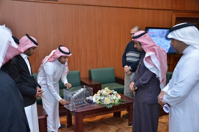 مجموعة من طلاب كلية الهندسة الميكانيكية يقدمون ابتكارهم لمعالي مدير جامعة المجمعة