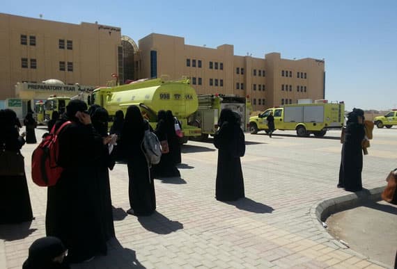 الدفاع المدني يخمد حريق في تمديدات كهرباء جامعة نورة