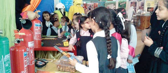 روان الرواف تتجاهل تحذيرات الإخلاء وتخمد حريق جامعة القصيم