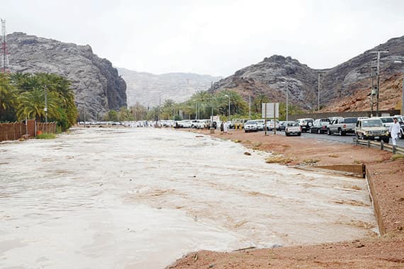 أمطار السعودية .. «مريفق» حائل منطقة خطرة.. ومتنزهو المناطق يخالفون التحذيرات