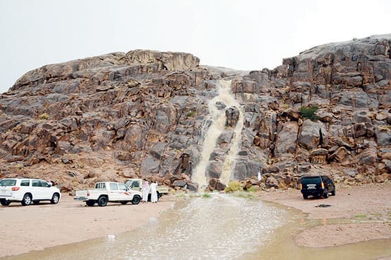 أمطار السعودية .. «مريفق» حائل منطقة خطرة.. ومتنزهو المناطق يخالفون التحذيرات