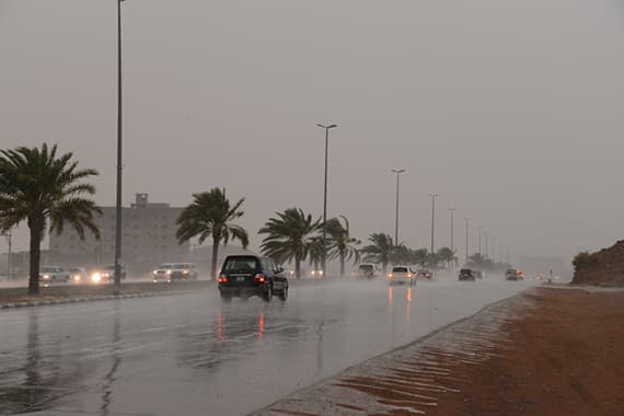 أمطار السعودية .. «مريفق» حائل منطقة خطرة.. ومتنزهو المناطق يخالفون التحذيرات